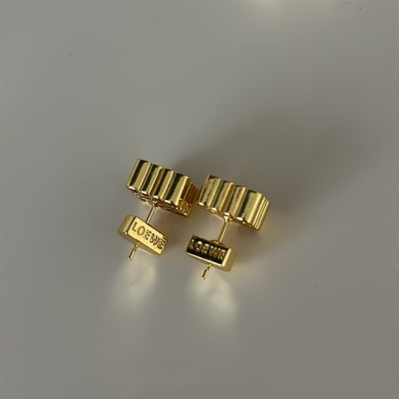 NWOT “L” Inspired 18K Gold Square Cubic Hole Hollow Textured Stud Earrings - Picture 6 of 9